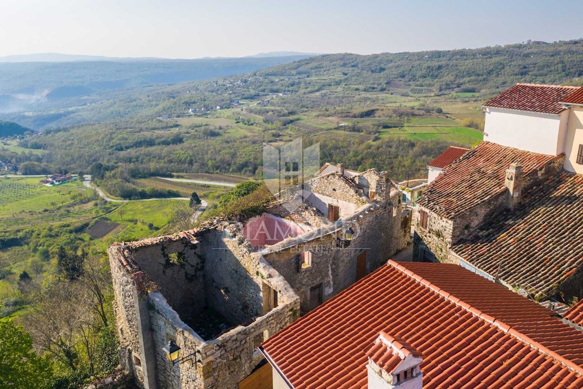 Istria centrale, tre case a schiera da ristrutturare