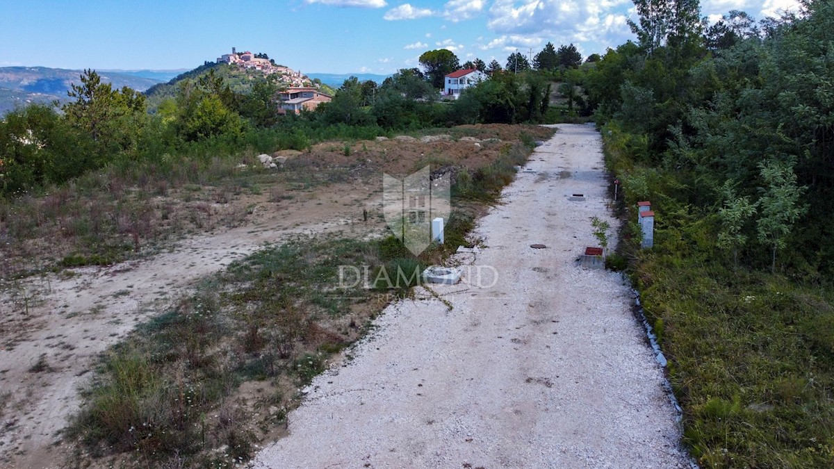 Terreno in una posizione tranquilla con una bellissima vista!