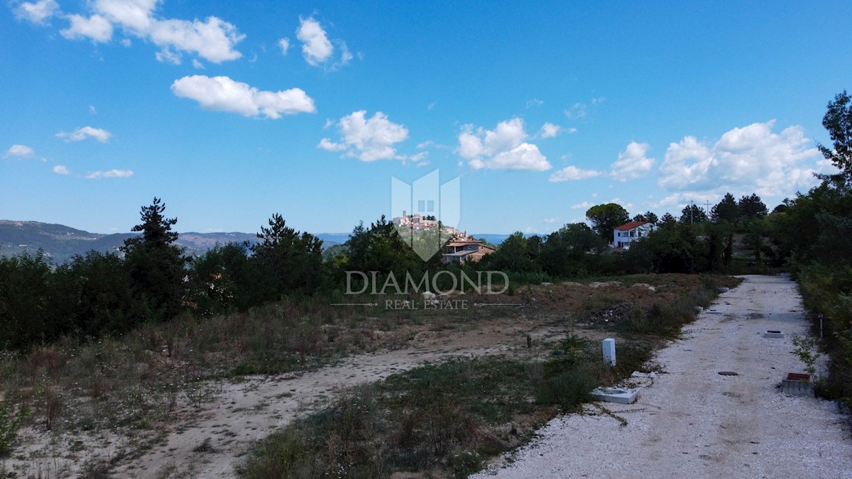 Terreno in una posizione tranquilla con una bellissima vista!