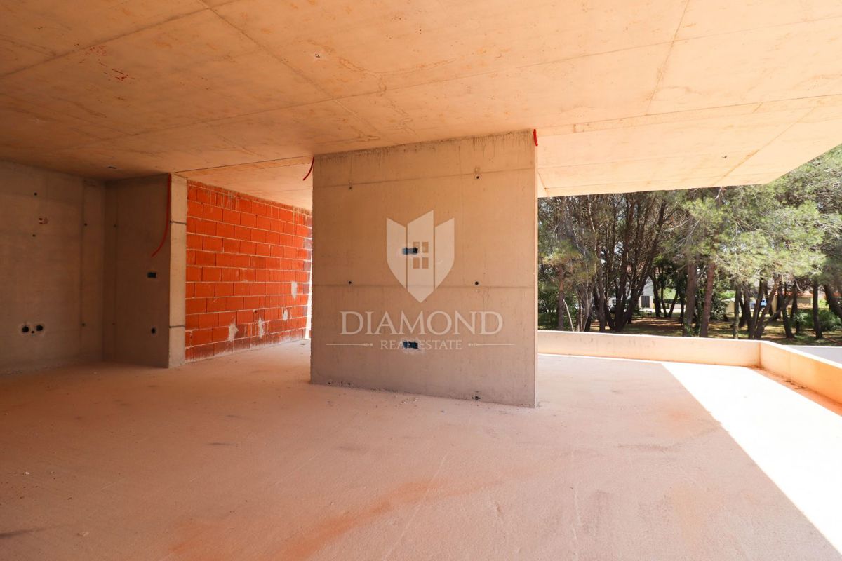 Nuovo edificio moderno vicino a Rovigno