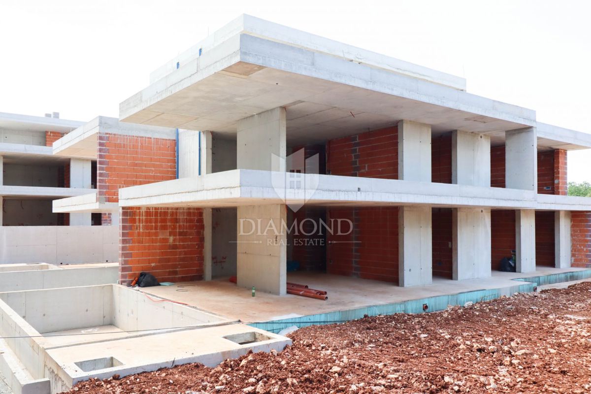 Nuovo edificio moderno vicino a Rovigno