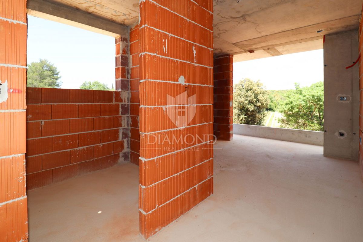 Nuovo edificio moderno vicino a Rovigno