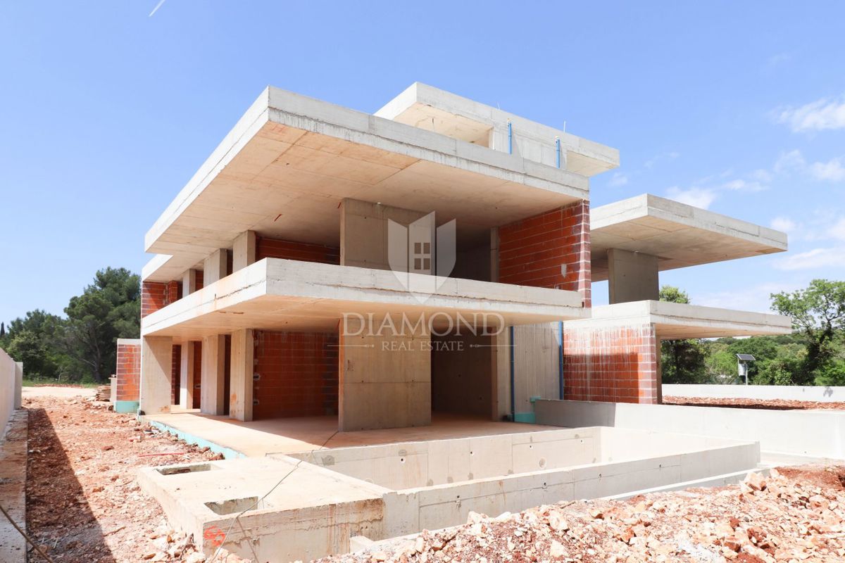 Nuovo edificio moderno vicino a Rovigno