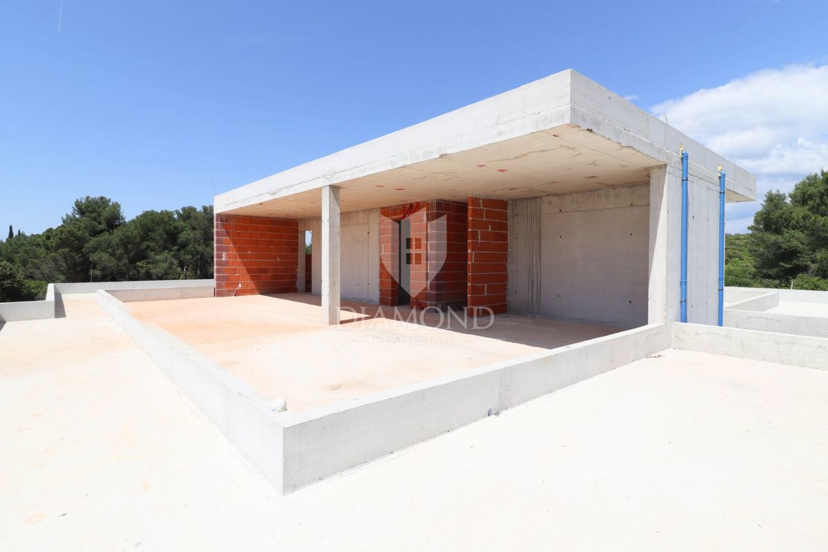 Nuovo edificio moderno vicino a Rovigno