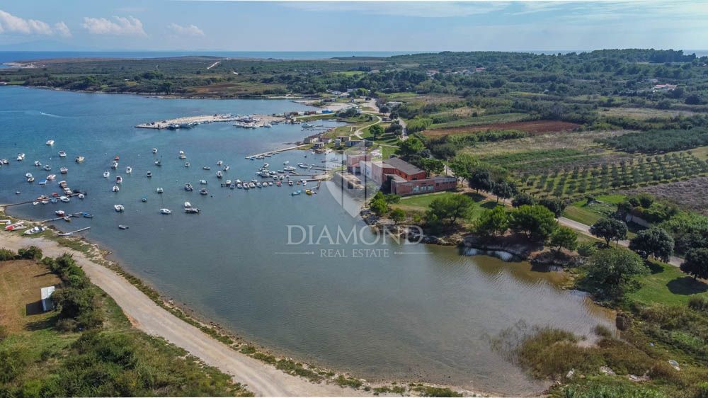 Nuovo edificio moderno vicino alla spiaggia vicino a Medolino! 