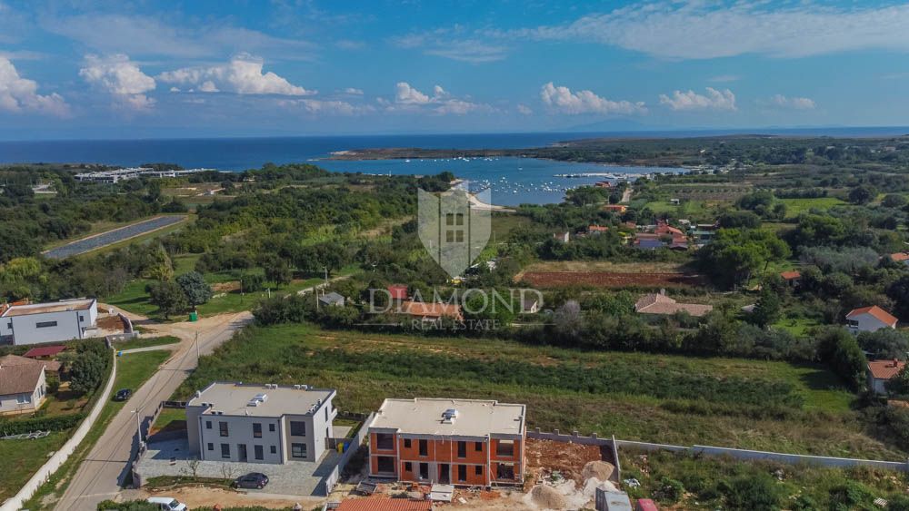 Nuovo edificio moderno vicino alla spiaggia vicino a Medolino! 