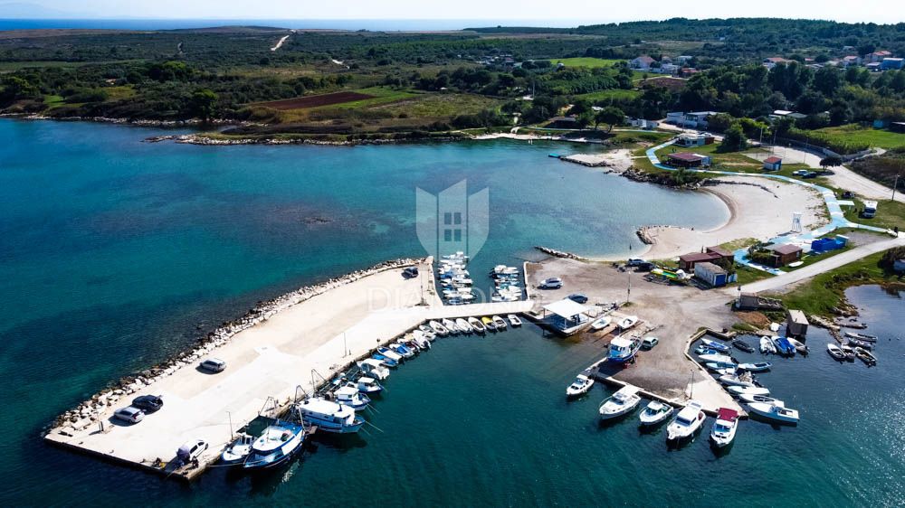 Nuovo edificio moderno vicino alla spiaggia vicino a Medolino! 