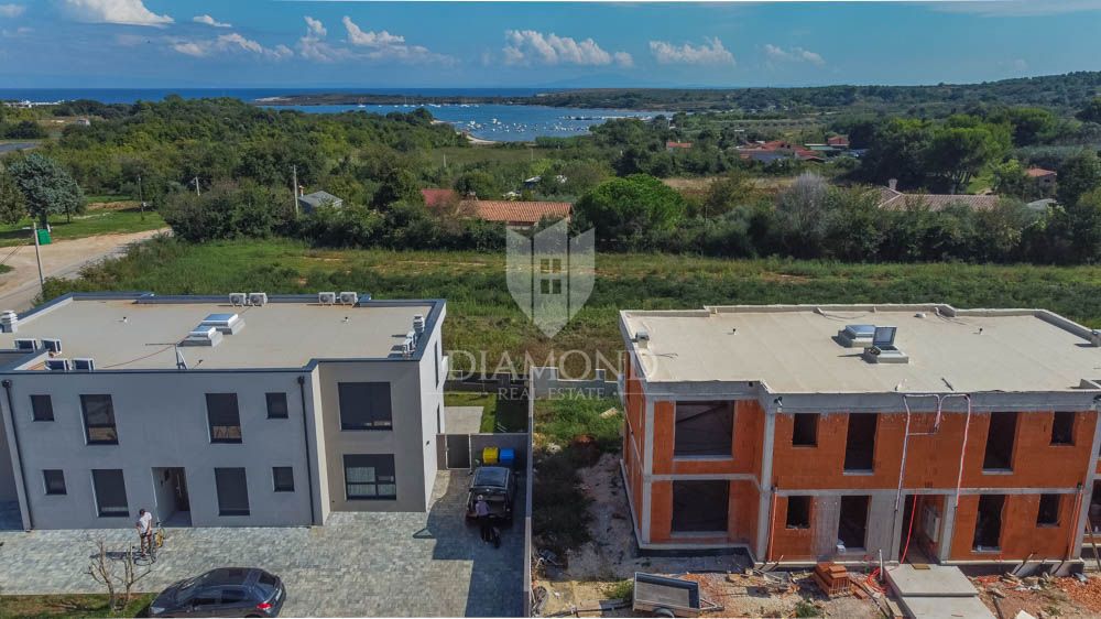 Nuovo edificio moderno vicino alla spiaggia vicino a Medolino! 