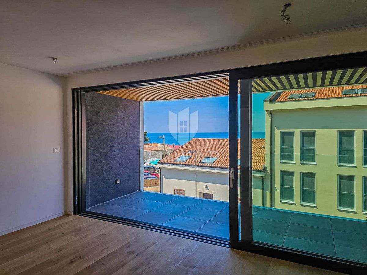 Umago, nuova costruzione! Appartamento in centro, 2a fila al mare con vista mare! 