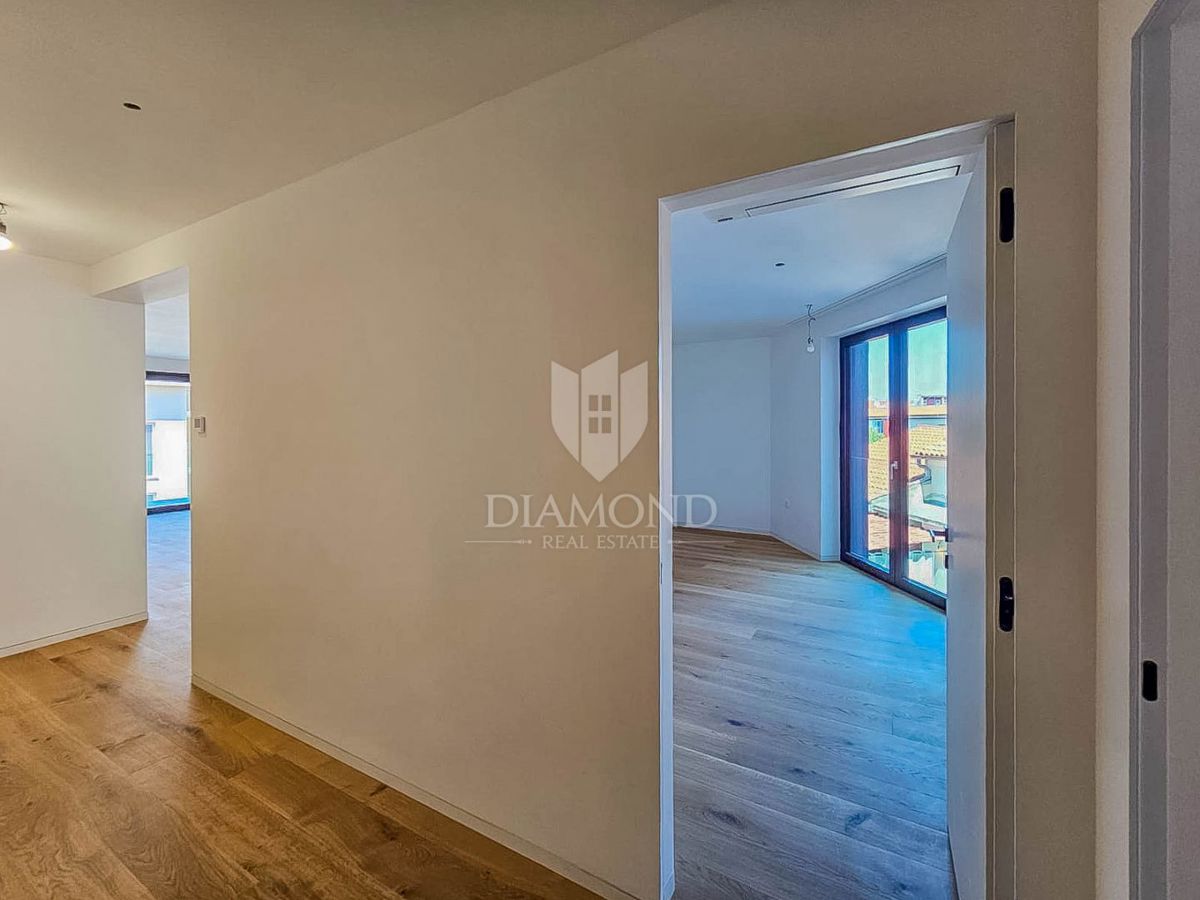 Umago, nuova costruzione! Appartamento in centro, 2a fila al mare con vista mare! 