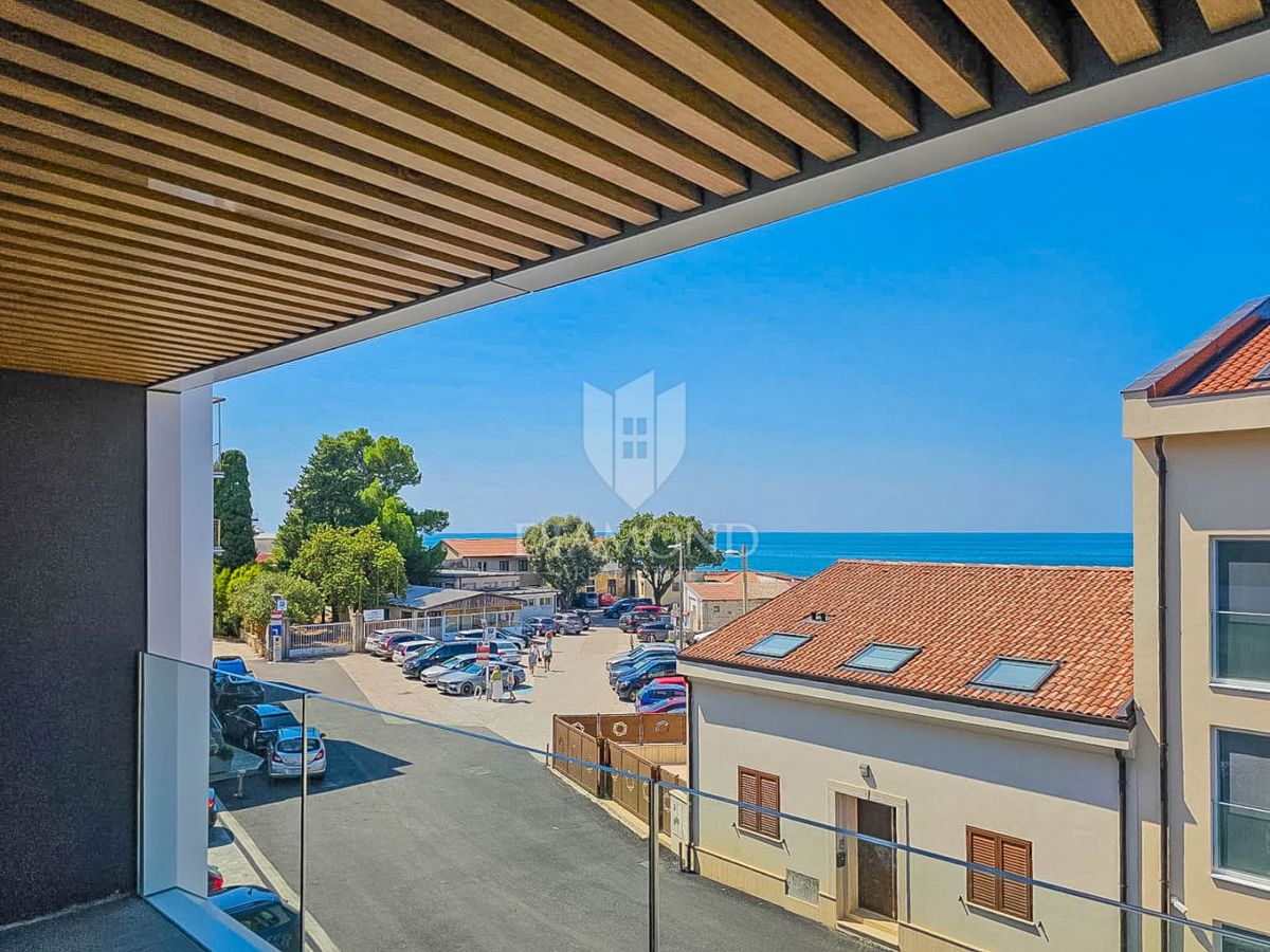 Umago, nuova costruzione! Appartamento in centro, 2a fila al mare con vista mare! 