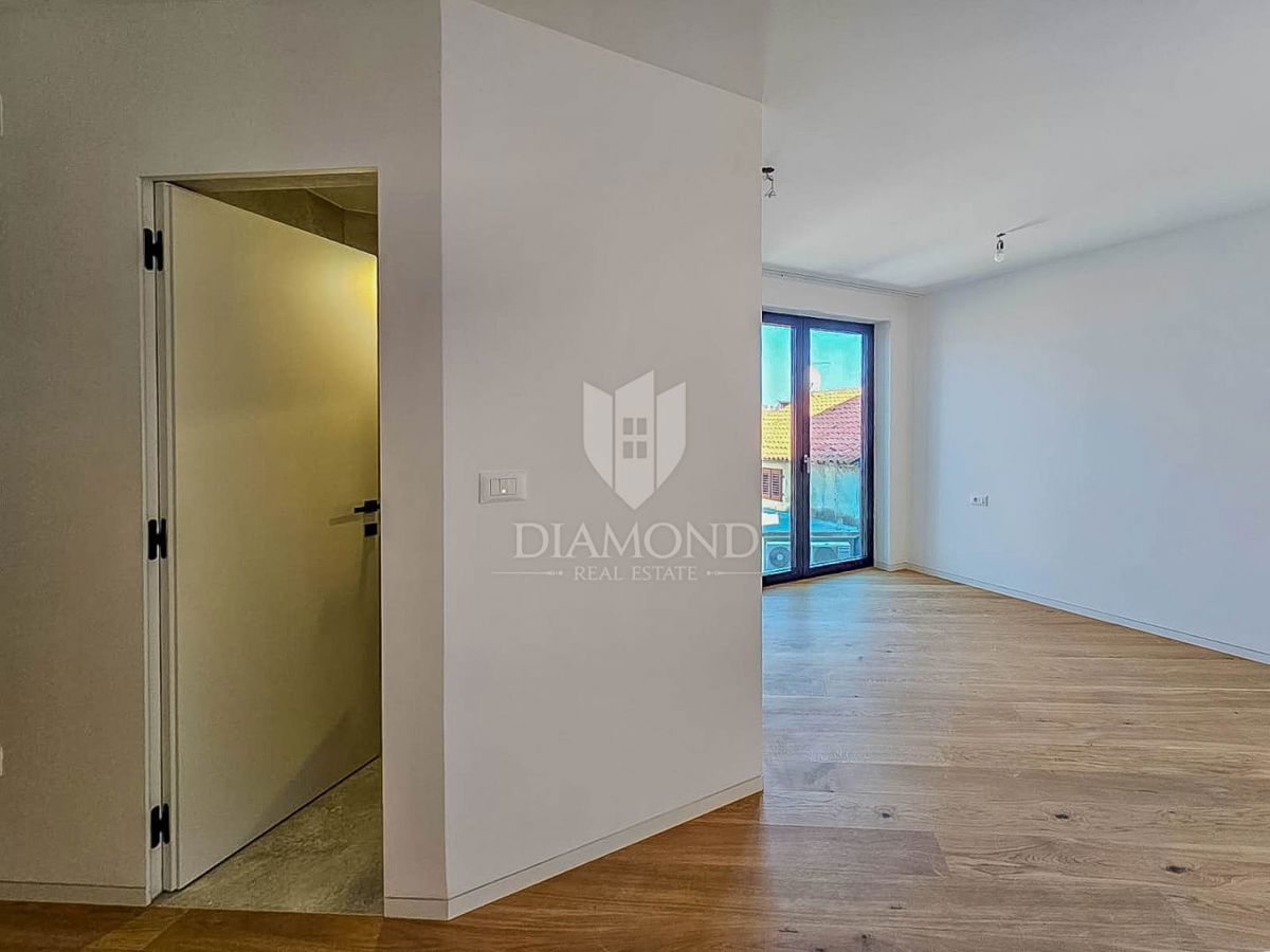 Umago, nuova costruzione! Appartamento in centro, 2a fila al mare con vista mare! 