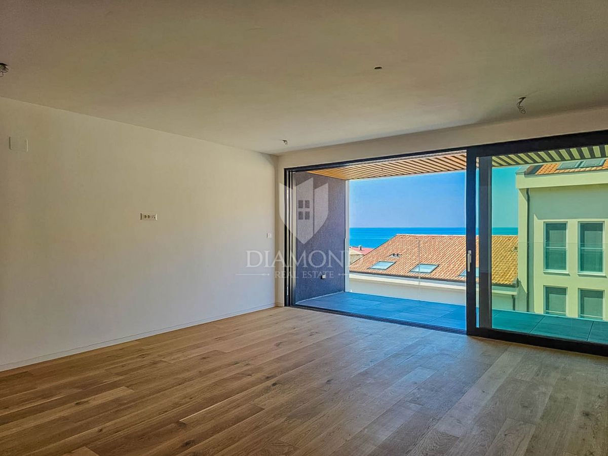 Umago, nuova costruzione! Appartamento in centro, 2a fila al mare con vista mare! 