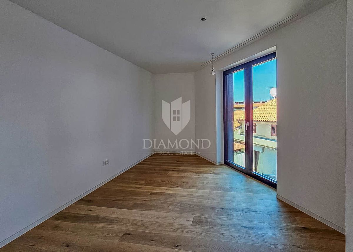 Umago, nuova costruzione! Appartamento in centro, 2a fila al mare con vista mare! 