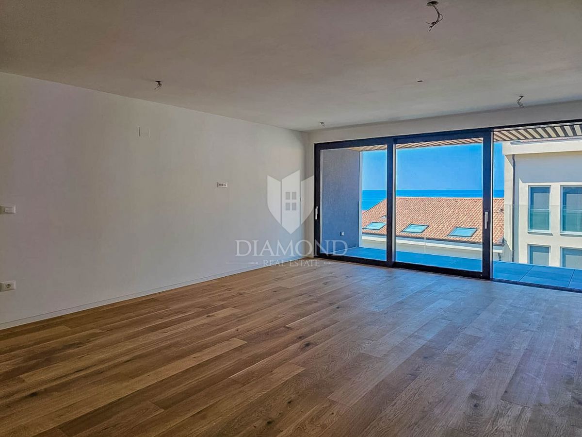Umago, nuova costruzione! Appartamento in centro, 2a fila al mare con vista mare! 