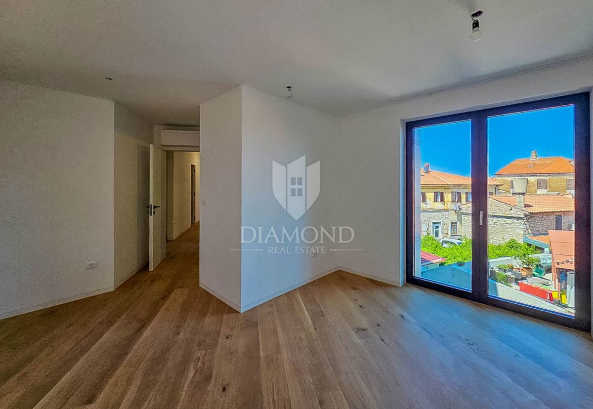 Umago, nuova costruzione! Appartamento in centro, 2a fila al mare con vista mare! 