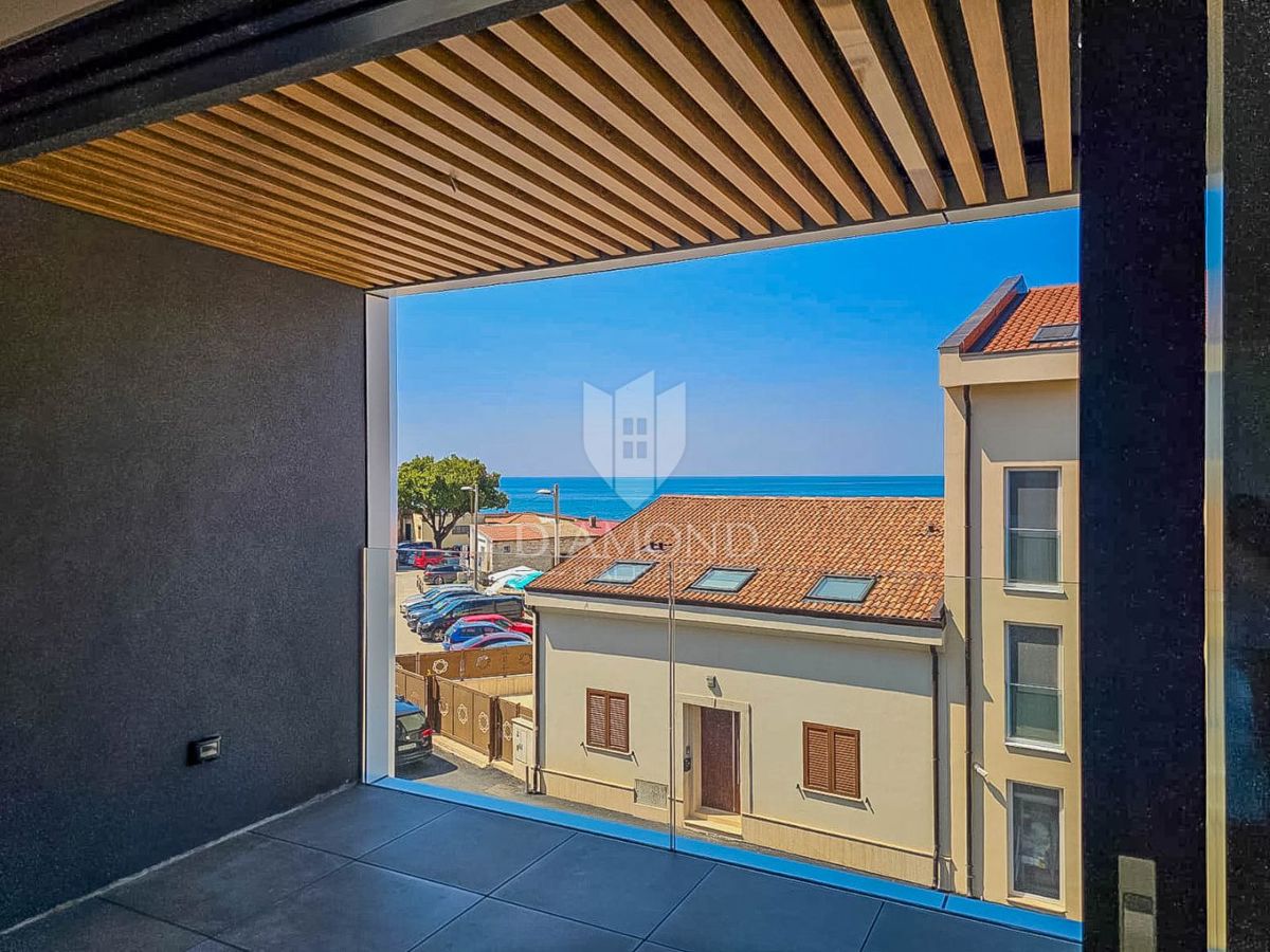 Umago, nuova costruzione! Appartamento in centro, 2a fila al mare con vista mare! 