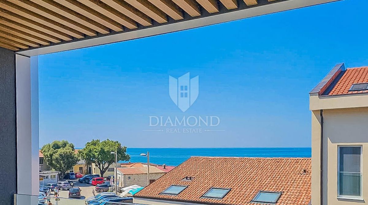 Umago, nuova costruzione! Appartamento in centro, 2a fila al mare con vista mare! 