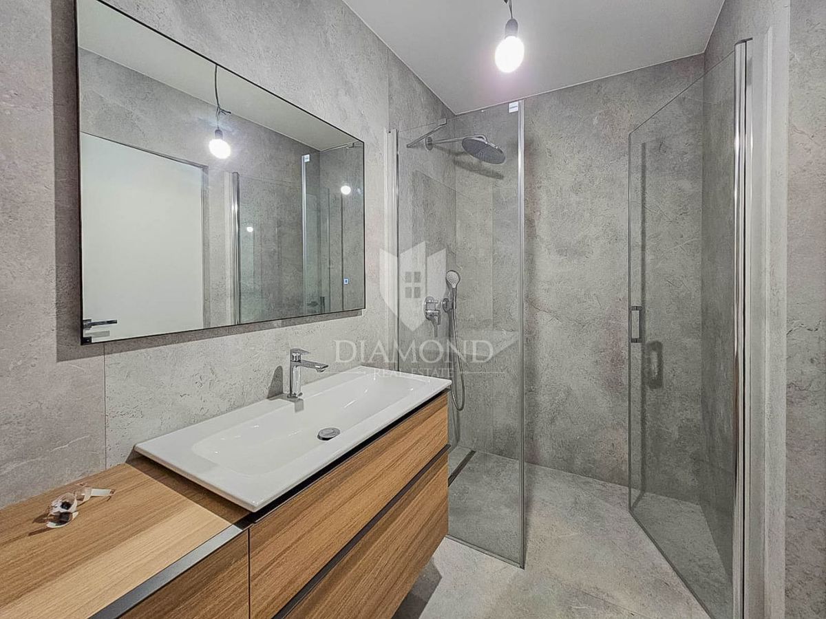 Umago, nuova costruzione! Appartamento in centro, 2a fila al mare con vista mare! 