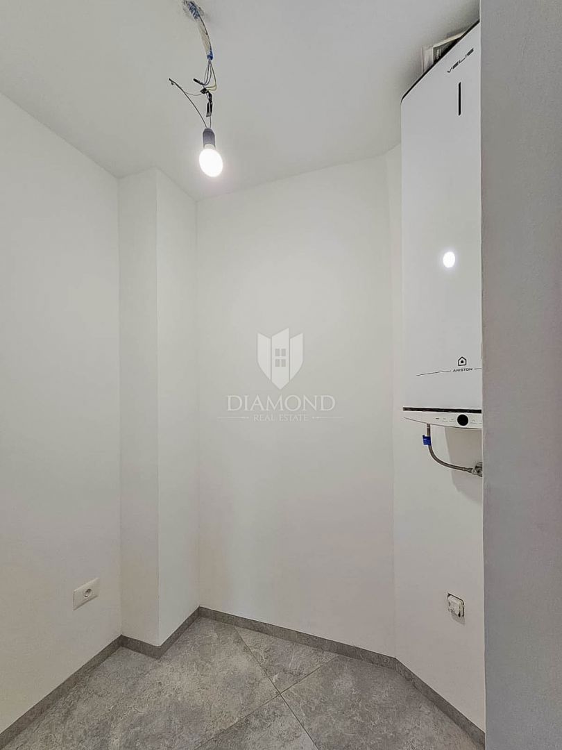 Umago, nuova costruzione! Appartamento in centro, 2a fila al mare con vista mare! 