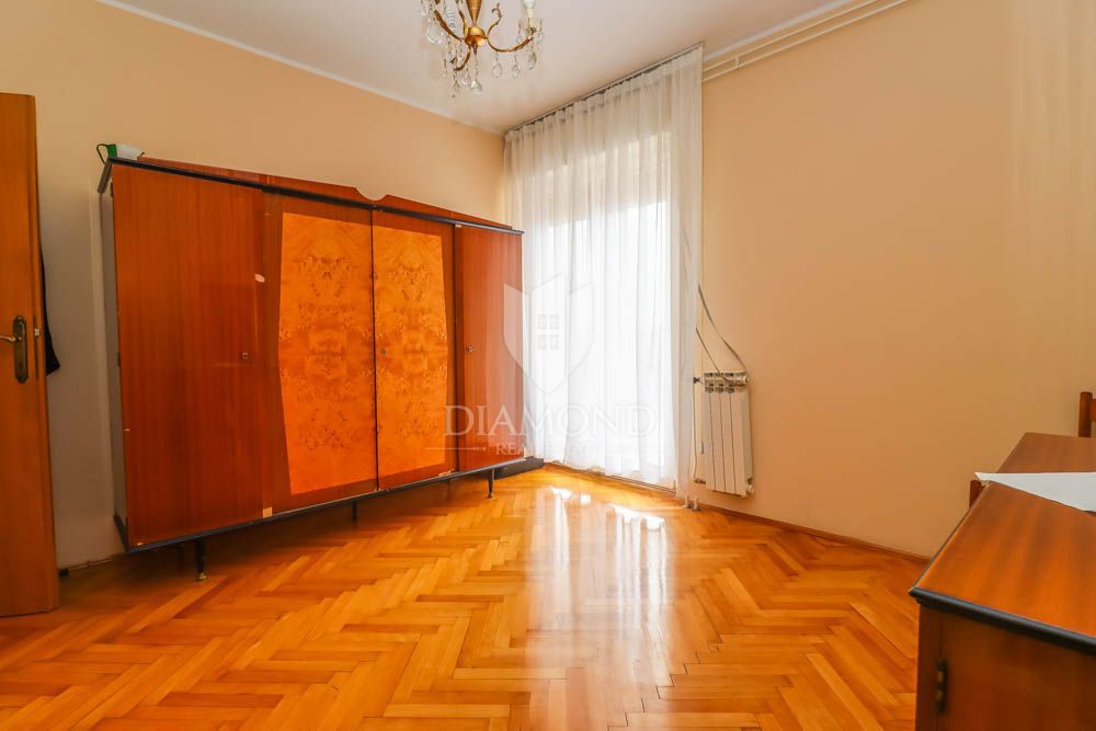 Due spaziosi appartamenti in una posizione ambita a Pola! 