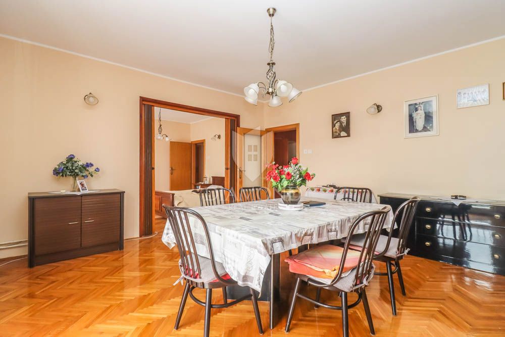 Due spaziosi appartamenti in una posizione ambita a Pola! 