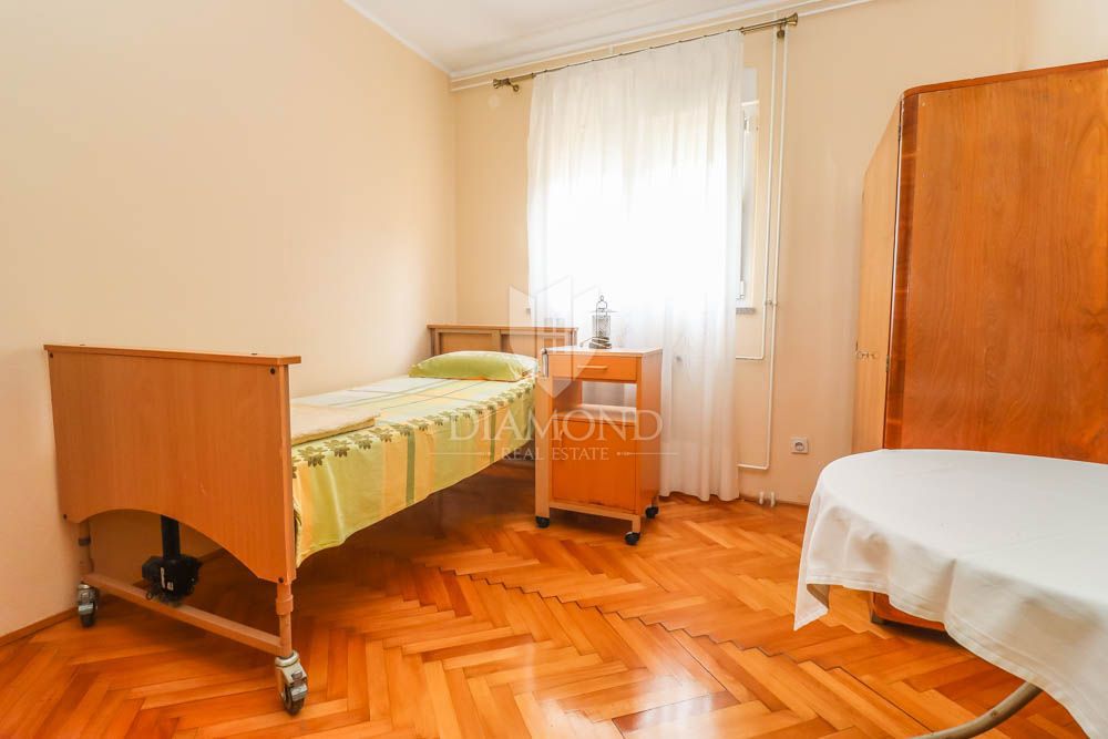 Due spaziosi appartamenti in una posizione ambita a Pola! 