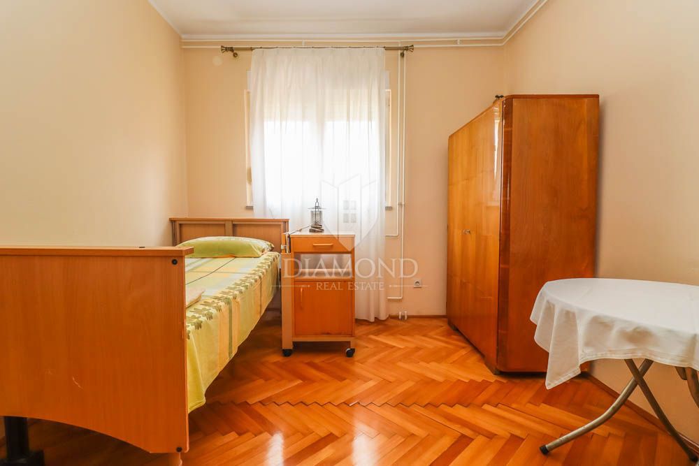 Due spaziosi appartamenti in una posizione ambita a Pola! 