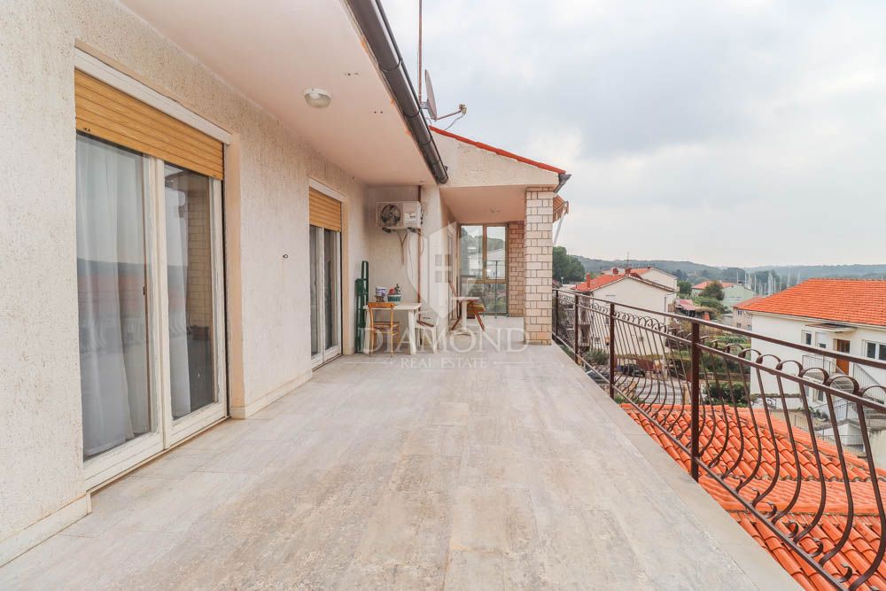 Due spaziosi appartamenti in una posizione ambita a Pola! 