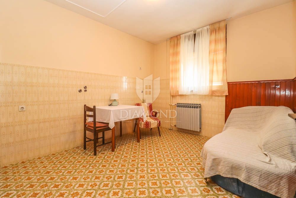 Due spaziosi appartamenti in una posizione ambita a Pola! 