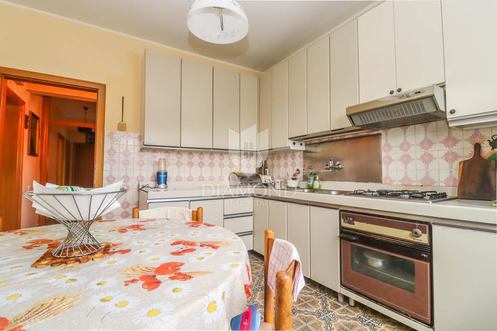 Due spaziosi appartamenti in una posizione ambita a Pola! 