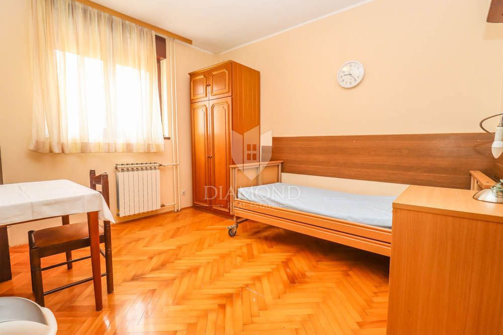 Due spaziosi appartamenti in una posizione ambita a Pola! 