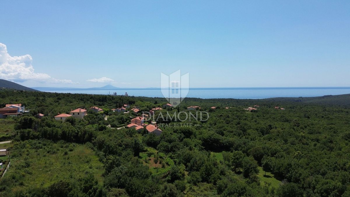 Albona, terreno con permesso di costruzione e vista sul mare 