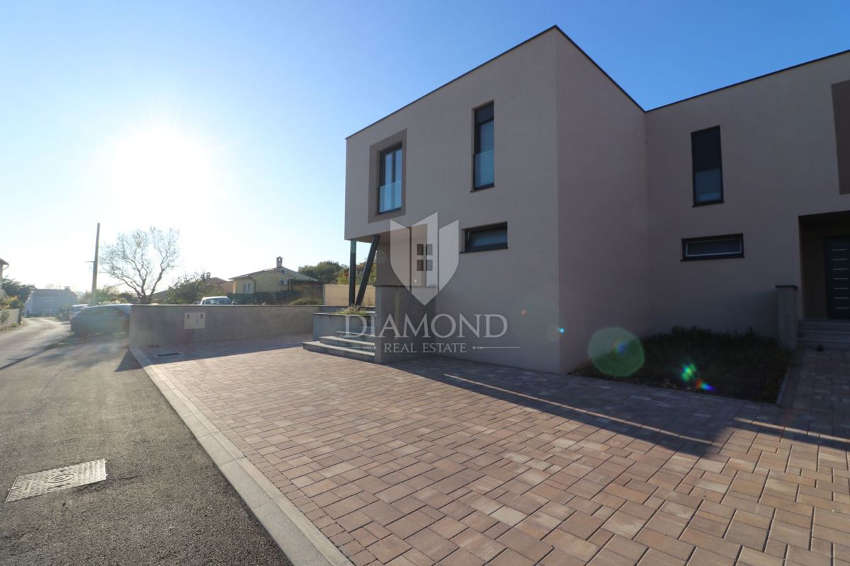 Labin, di nuova costruzione, ottima casa bifamiliare nel centro della città