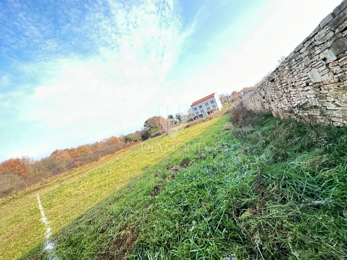 Istria, ampio terreno edificabile a 3 km dal mare