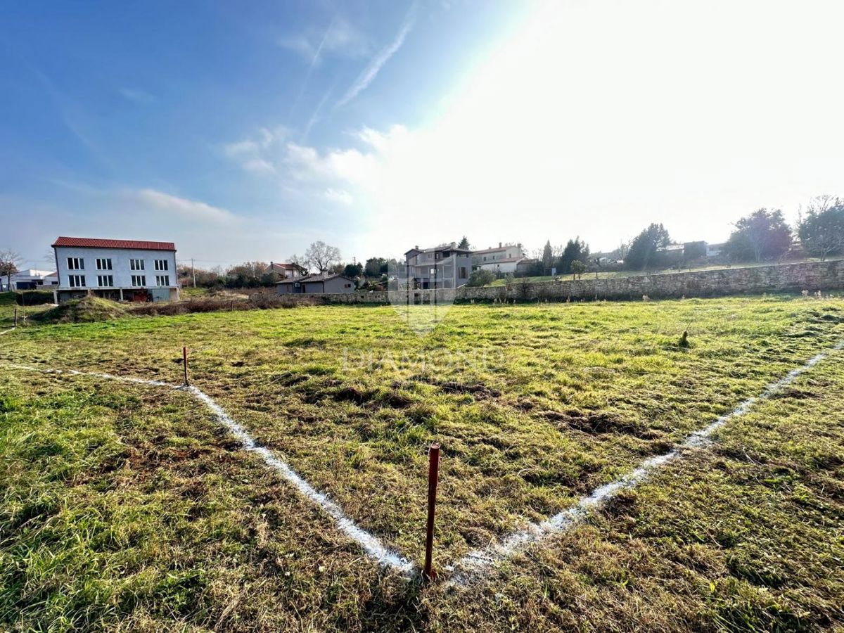 Istria, ampio terreno edificabile a 3 km dal mare