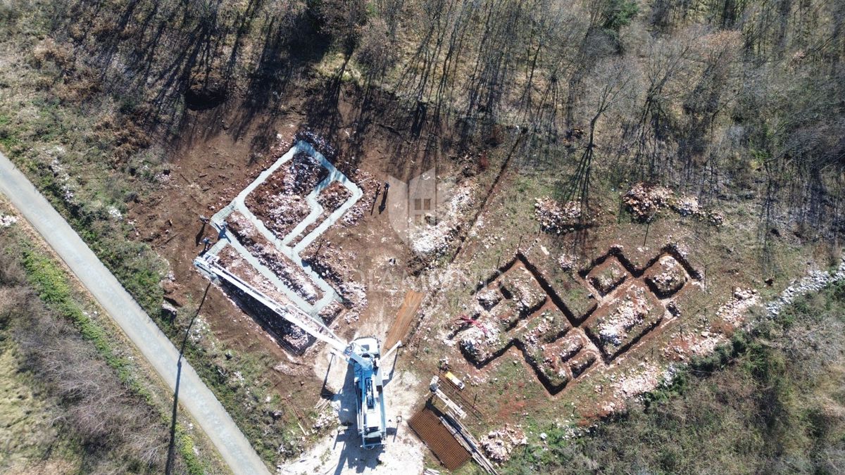 Labin, dintorni, terreno edificabile con progetto in posizione tranquilla