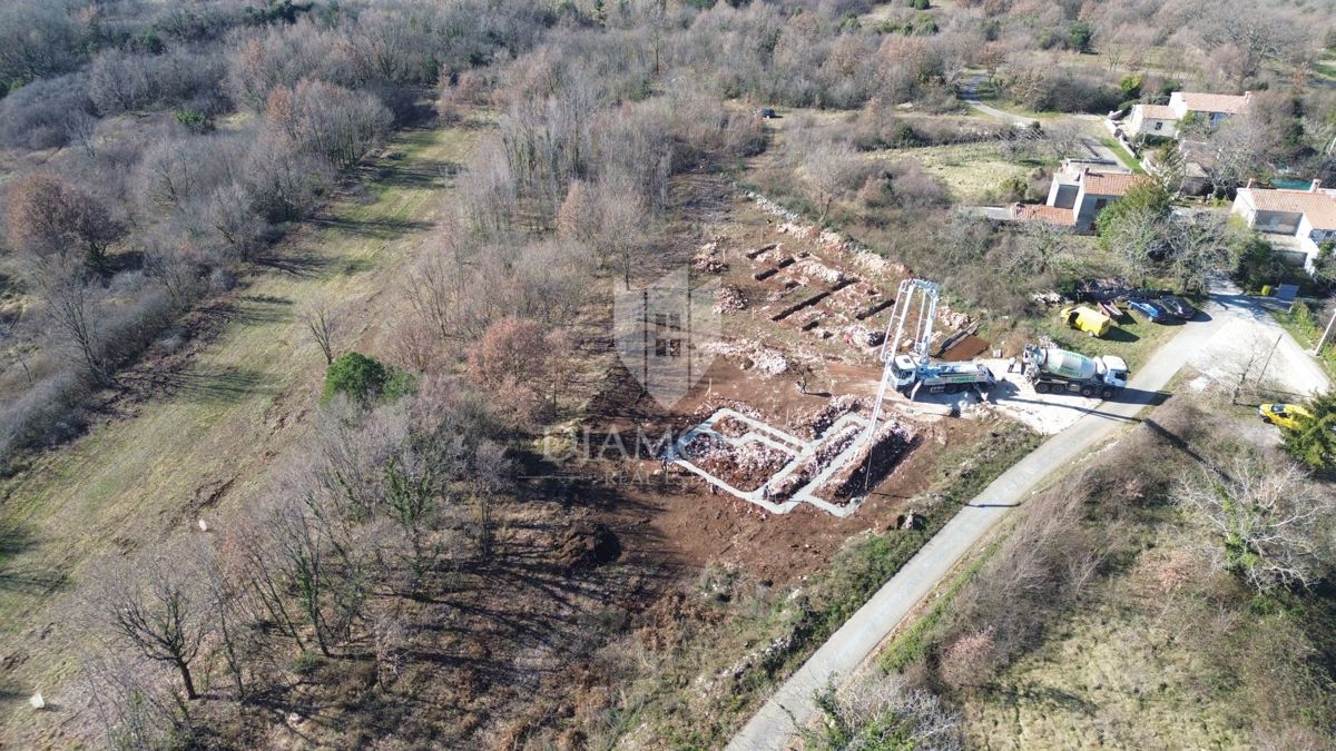 Labin, dintorni, terreno edificabile con progetto in posizione tranquilla