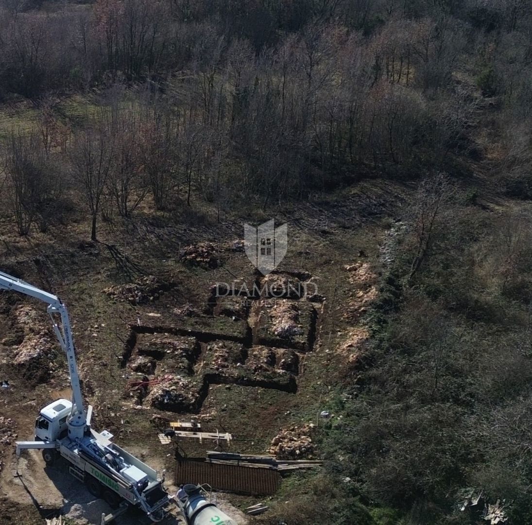 Labin, dintorni, terreno edificabile con progetto in posizione tranquilla