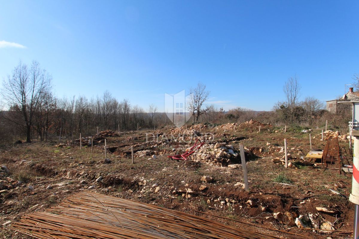 Labin, dintorni, terreno edificabile con progetto in posizione tranquilla