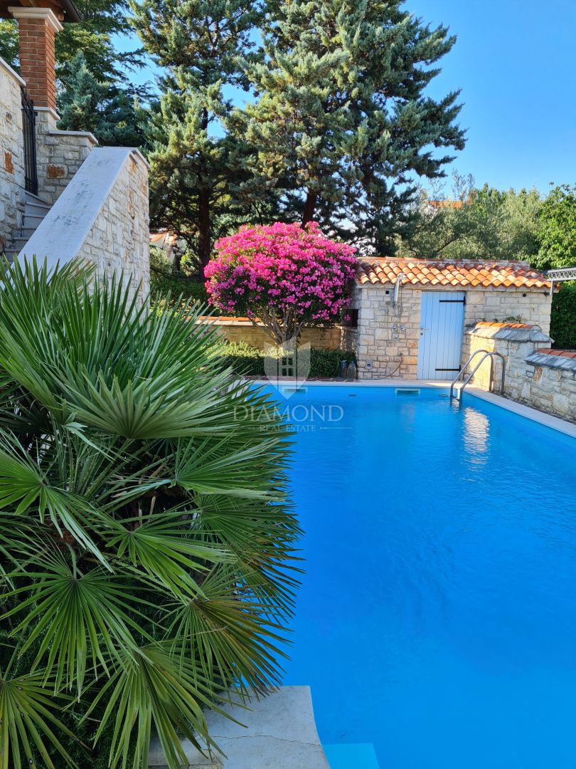 Poreč, dintorni – Bellissima casa bifamiliare con piscina