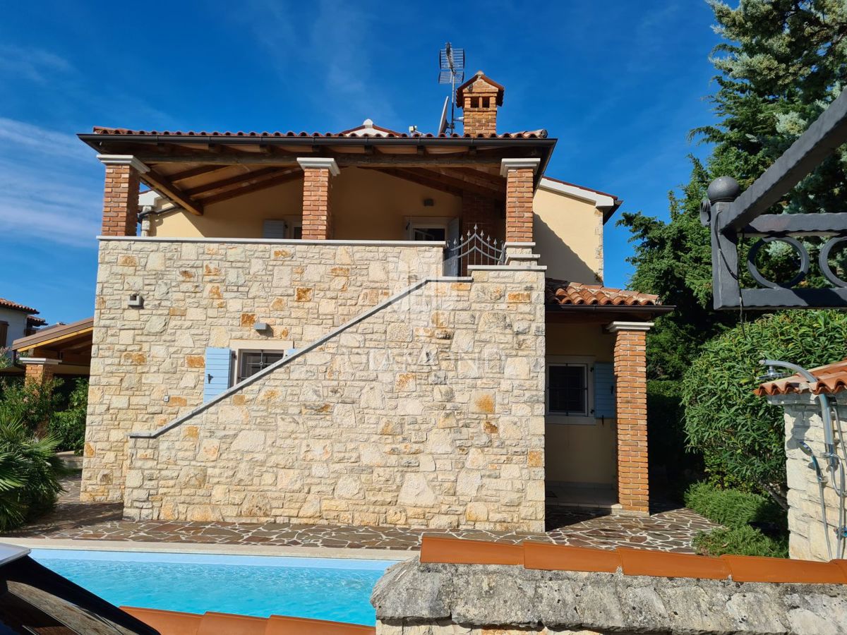 Poreč, dintorni – Bellissima casa bifamiliare con piscina