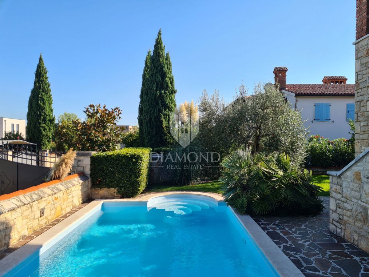 Poreč, dintorni – Bellissima casa bifamiliare con piscina