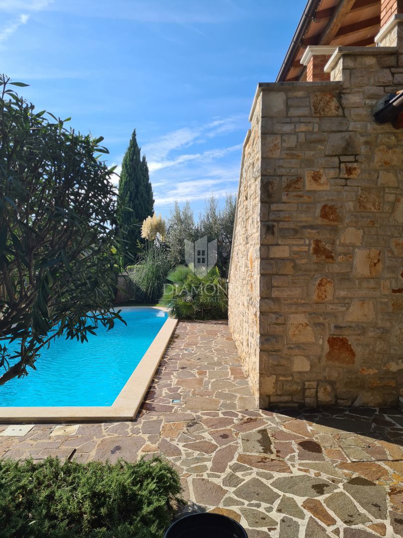Poreč, dintorni – Bellissima casa bifamiliare con piscina