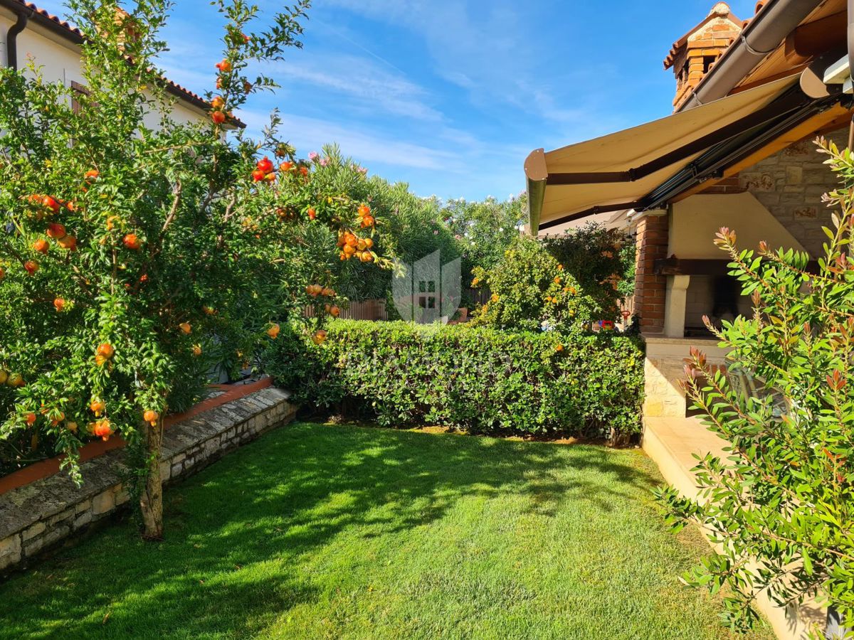 Poreč, dintorni – Bellissima casa bifamiliare con piscina