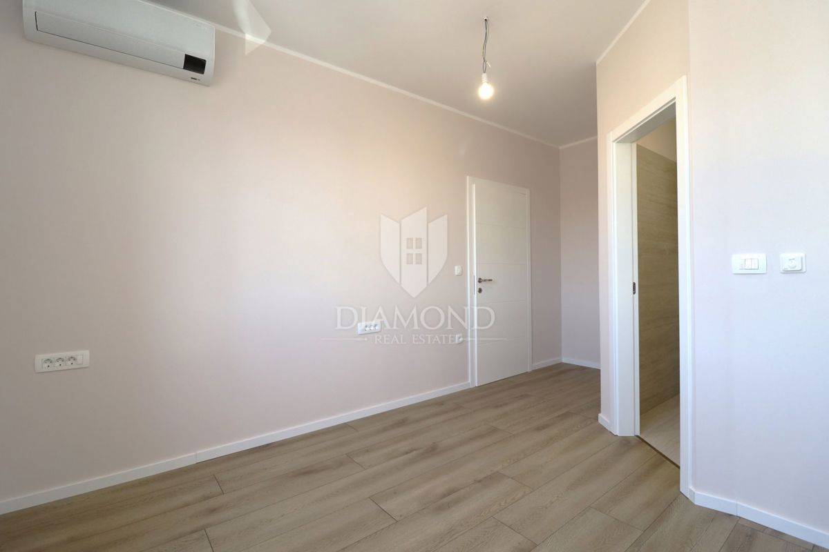 Parenzo, nuova costruzione, appartamento al primo piano a 500m dal mare!