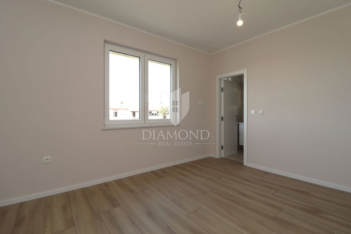 Parenzo, nuova costruzione, appartamento al primo piano a 500m dal mare!