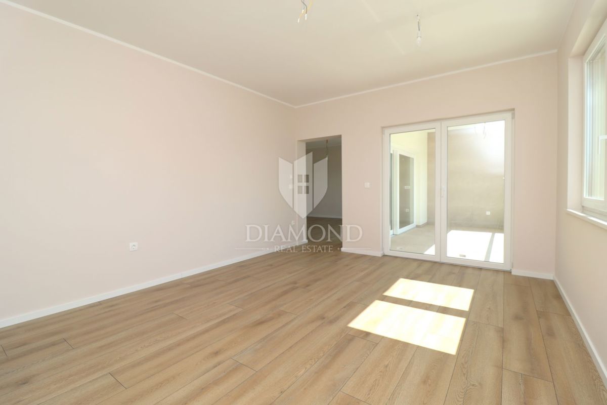 Parenzo, nuova costruzione, appartamento al primo piano a 500m dal mare!