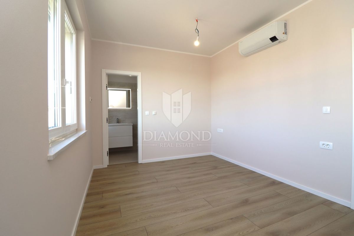 Parenzo, nuova costruzione, appartamento al primo piano a 500m dal mare!