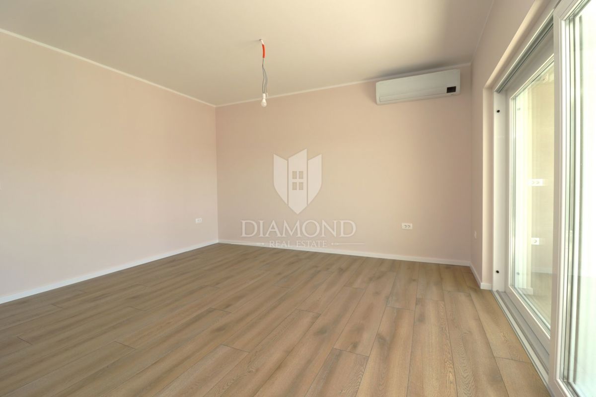 Parenzo, nuova costruzione, appartamento al primo piano a 500m dal mare!